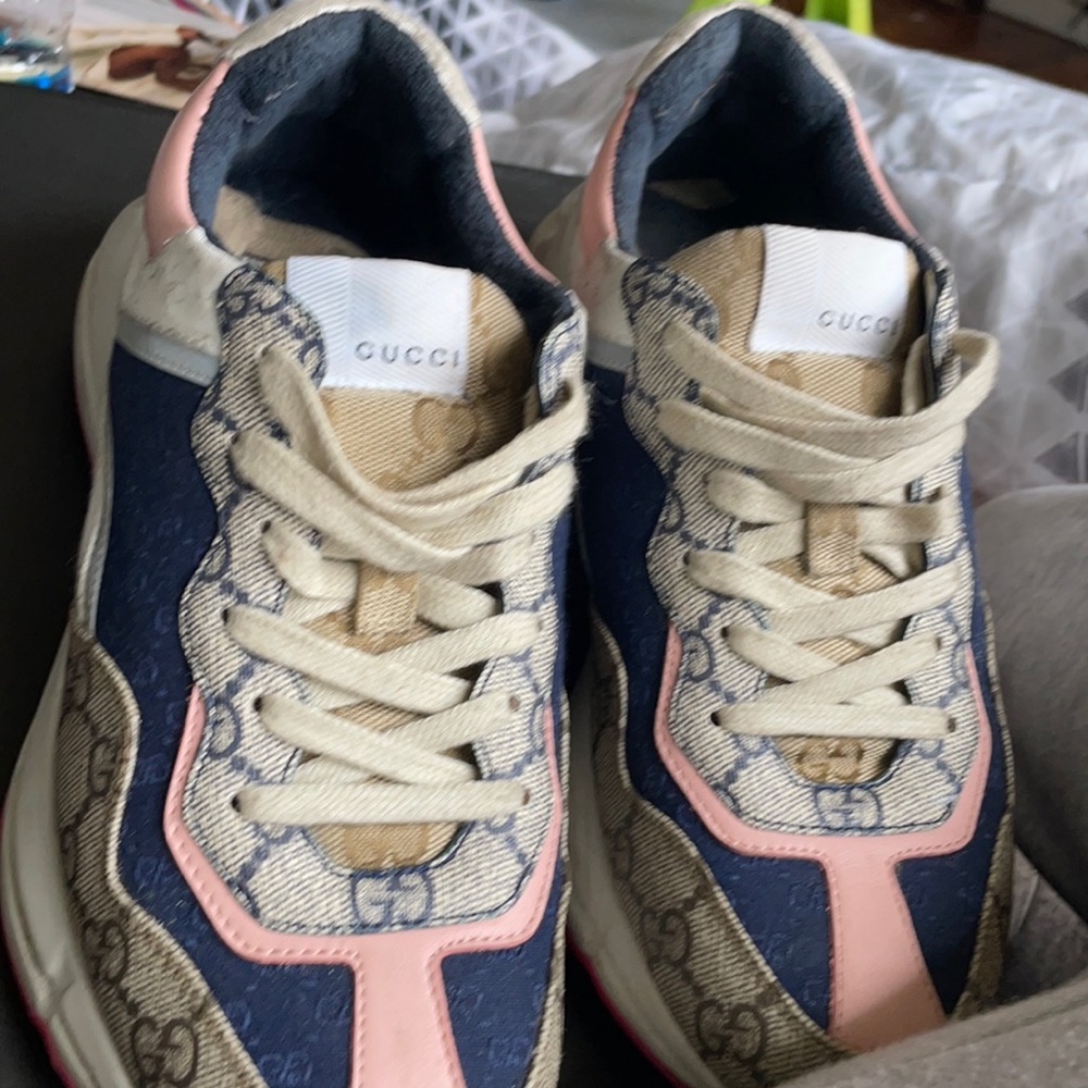 “gg” print Colors light pink dark blue and tan